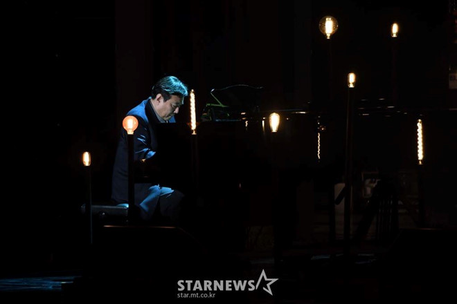 Ông Kim Jong Un xúc động khi xem sao Kpop biểu diễn nhạc